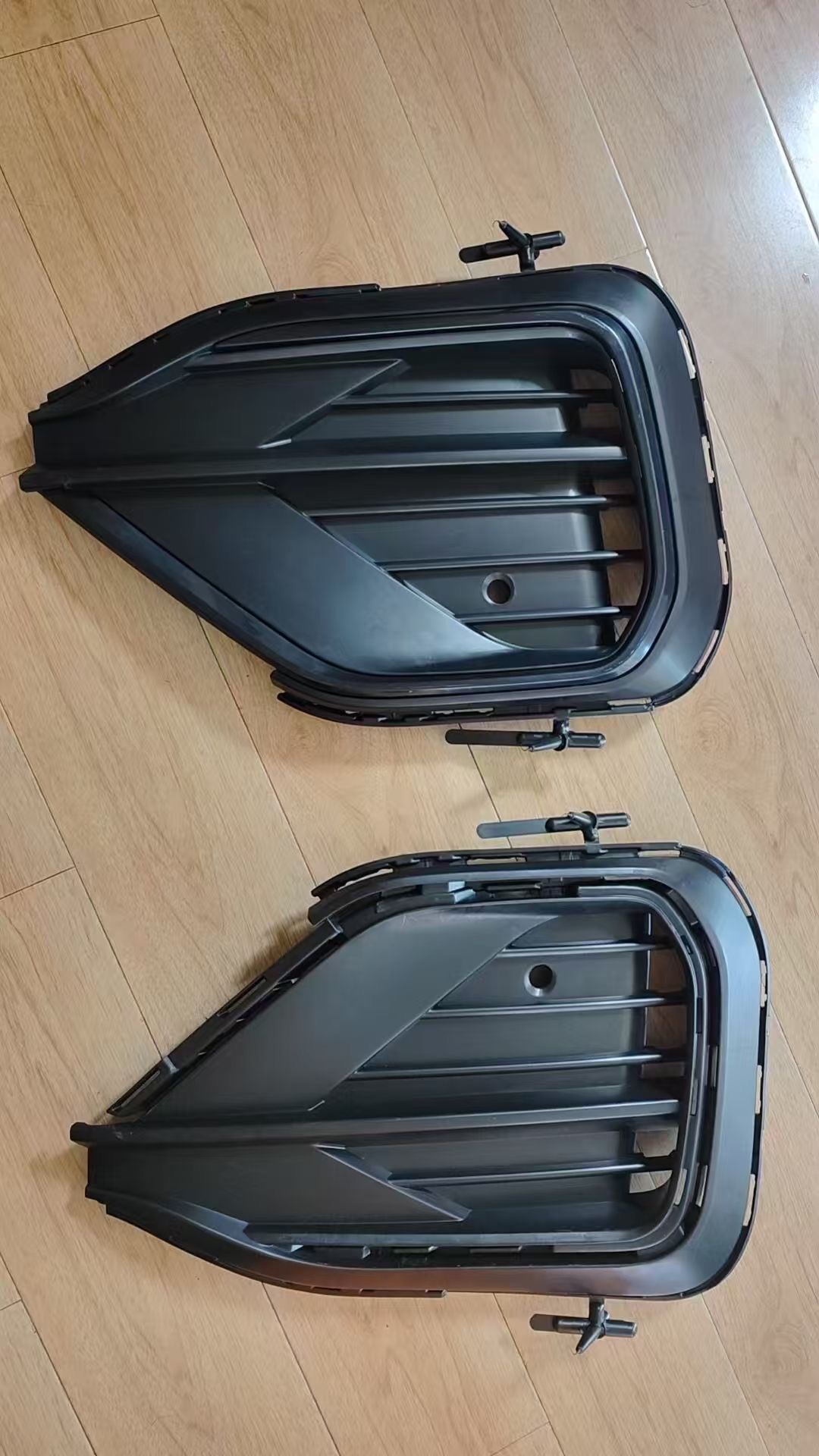 Two-cavity door inner panel injection mold with LPBF-printed conformal cooling inserts installed in the belt-line and B-pillar reinforcement rib cluster zones
