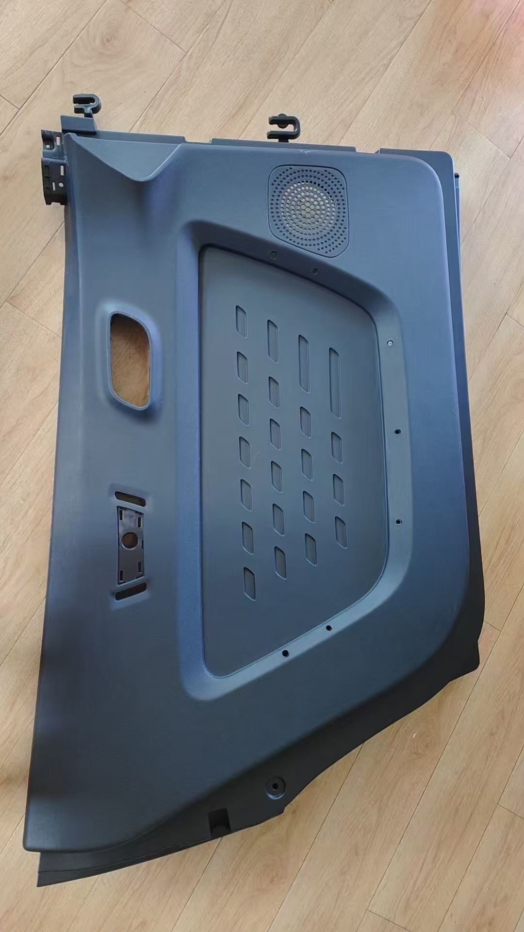 Single-cavity automotive door component injection mold with gate positioned at the geometric center based on Moldflow warp analysis — optimized for balanced cavity pressure and minimal residual stress
