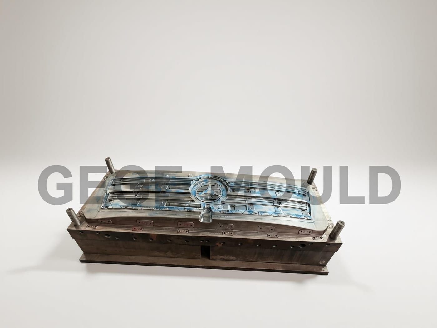 Large-format SMC compression mold for heavy-duty truck exterior body panel — manufactured by Gege Mould with thermal FEA-optimized heating channels